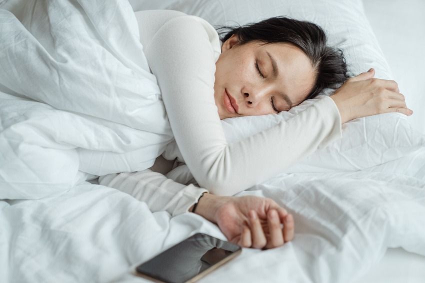 sen zdrowie kobieta drgaja senność ziewanie higiena snu