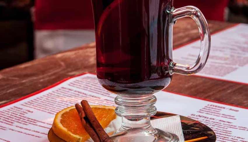 Tradycyjny szwedzki glögg z owocami