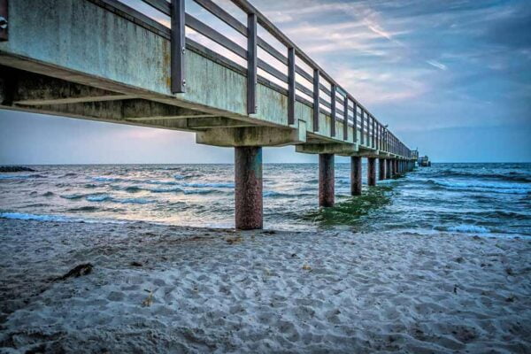 Morza szum, ptaków śpiew, złota plaża pośród drzew…